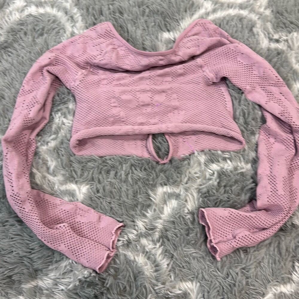 Urban outfitters seamless purple top size Xs Has key hole design and stretches - Picture 5 of 5